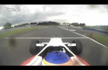 Zdjęcie i założenie kierownicy w samochodzie wyścigowym Formuły Renault 2.0