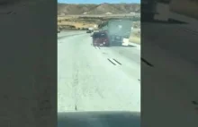 Kierowca ciężarówki nie chce się zatrzymać, mimo że w jego tyle utknął samochód