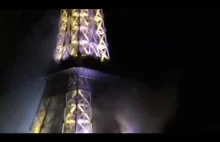 Wieża Eiffla w płomieniach.
