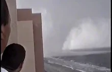 Tornado przechodzi nad plażą