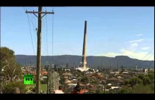 Wyburzanie 200-metrowego komina w Australii