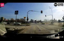 Kierowca zerka na niewłaściwy sygnalizator i wbija na skrzyżowanie na czerwonym.