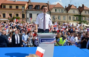 Morawiecki perorował o Polsce, protestujących sadowników nie wpuszczono na...
