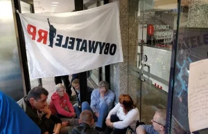Obywatele RP protestują przeciwko decyzji marszałka Kuchcińskiego.
