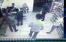 Bandyta wpada z bronią do sklepu, w którym wszyscy klienci są uzbrojeni.