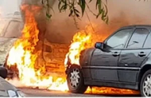 Na Molenbeeku spłonęły dwa radiowozy. Na ulicy gdzie zatrzymano Salah Abdeslama.