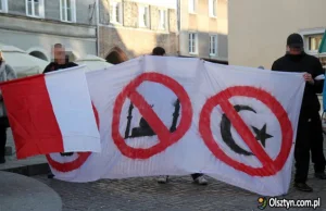 Olsztyn: wywiesili banner antyimigracyjny. Teraz ściga ich policja