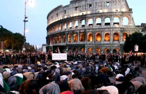 ,,Koloseum w rękach islamu". Muzułmanie organizują wielkie modlitwy w Rzymie