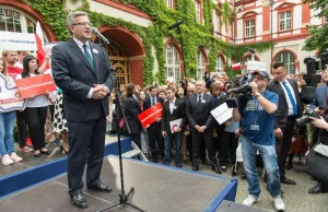 Z kim spotkał się Komorowski we Wrocławiu? "Dowieziona publiczność".