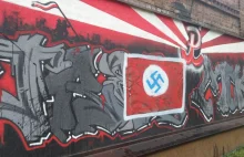 Faszystowska flaga i symbol ss na hełmie powstańca. Wandale zniszczyli mural PW