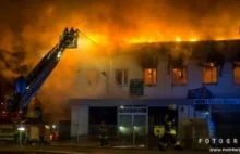 Tarnobrzeg: 15 jednostek gasi pożar salonu Forda (fotoreportaż oraz video...