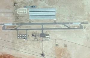 Tajemnicza rozbudowa lotniska na środku pustyni.