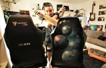 Kosmiczny customowy wzór na gamingowym krześle