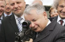 Kaczyński z karabinem snajperskim. Kontrowersyjna reklama PiS
