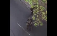 Policjanci wciągają kreskę przed tłumieniem zamieszek