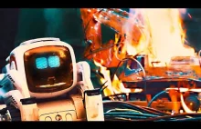Robocik wyglądający jak MO z filmu Wall-E i złowroga koparka
