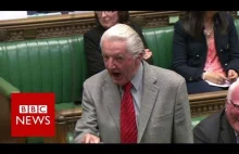 Dennis Skinner wyproszony z parlamentu za nazwanie premiera "dodgy Dave"