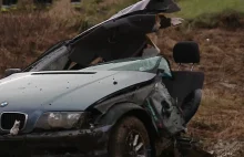 Moment wypadku nagrała kamera – BMW rozpadło się na kawałki