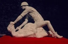 Twórca rzeźby Sowiety gwałcącego kobietę dostał zarzut "nieobyczajnego...