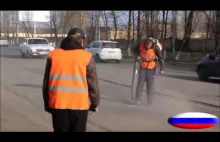 Pijany pracownik przy naprawie asfaltu - Rosja