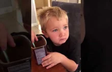 Dziecko próbuje sproszkowane kakao...