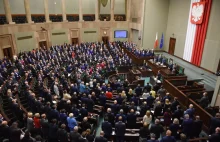 65 lat i na emeryturę! Polacy wypowiedzieli się na temat parlamentarzystów.