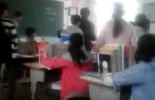 Nauczyciel bije uczennicę w klasie