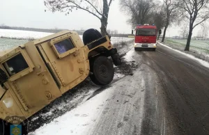 Zima zaskoczyła żołnierzy z USA. Humvee w rowie