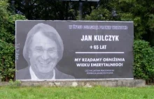 Anarchiści i związkowcy "rządają" obniżenia wieku emerytalnego na billboardzie