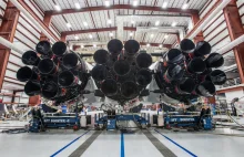 Falcon Heavy złożony w całość.