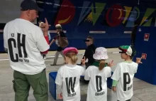Ojciec zabrał dzieci na mecz Legii. Napisy na ich koszulkach dają CHWDP