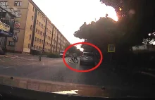 Rowerzysta na przejściu dla pieszych cudem uniknął zderzenia