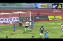 Malezyjski zawodnik podkręca piłkę.