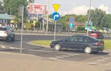 Myślała, że to parking. Zaparkowała auto na wyjeździe z placu Zamkowego