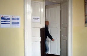 Komendant Straży Miejskiej w Brzegu nielegalnie zrywał plakaty wyborcze
