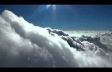 Oto jak to jest latać po niebie i dotykać chmury...