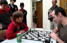 10-latek rozwala mistrza szachowego w szachowym blitzu popijając sprite'a