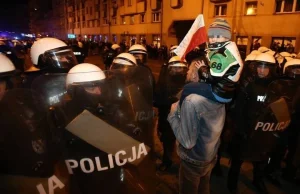 ZARZUTY dla rodziców, narażających 4-letniego syna na zamieszkach we Wrocławiu.