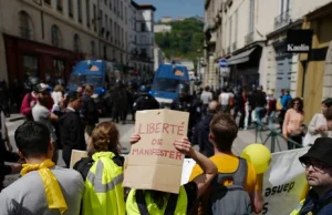 Demonstracje "żółtych kamizelek" we Francji. Protestowało ok. 2600 osób