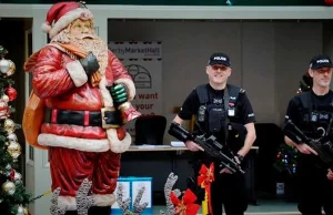 Policjanci jako żywe blokady...Tak Zachód szykuje się na święta