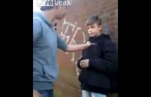 Uchodźca bije niemieckiego chłopca