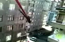 Operator pompy do betonu podnosi siebie samego na wysięgniku