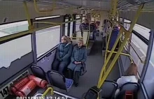 Wstrząsające nagranie z autobusu. Ludzie jak lalki WIDEO