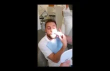 Student stomatologii z Danii sam usuwa ząb mądrości