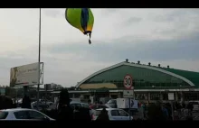 Balon uderzył w dach hali sportowej w Krośnie