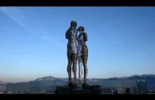Pomnik miłości Ali i Nino z ciekawym efektem "przejścia".