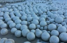 Tajemnicze śnieżne kule na rosyjskich plażach