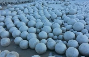 Tajemnicze śnieżne kule na rosyjskich plażach