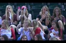 Kobiety na meczu bejsbolowym