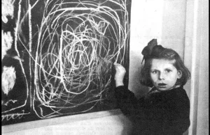 Dziewczynka, która wychowała się w obozie koncentracyjnym rysuje obraz "Dom"